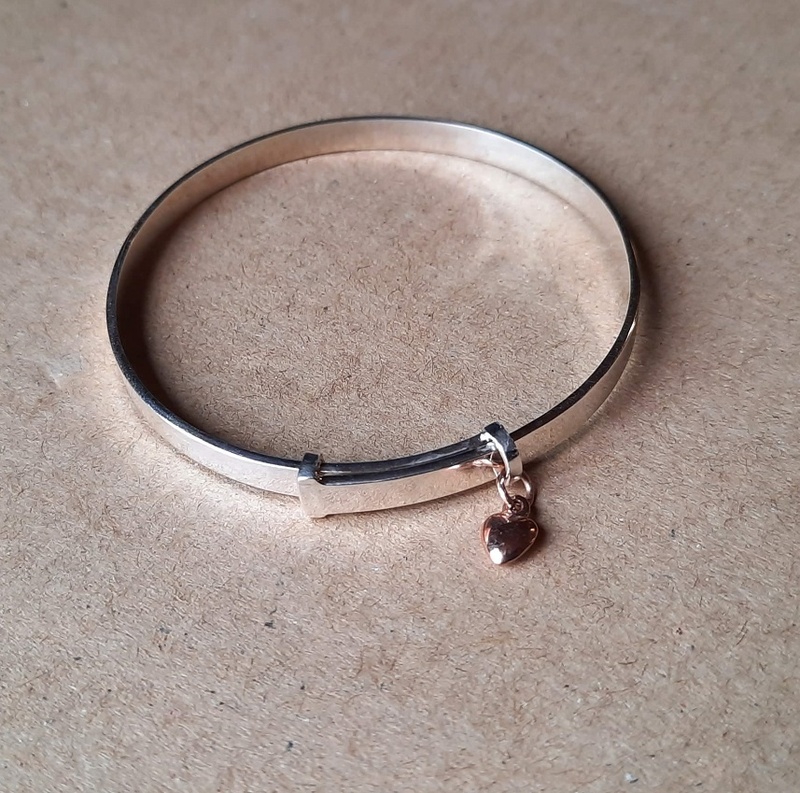thumbnail image 2 of Old English Jewellers 9ct Gold On Silver Expanding Baby Bangle – Dolphin Pattern – 4.75" To 5.75" – Christening Gift Boxed 2 of 6